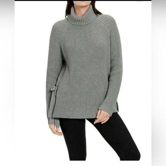 UGG Women´s Ribbed Gray Cowl Neck Sweater, Size S....